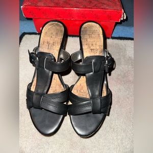 GUESS Woman’s Black Platform Wedges Size 9 Style Wganslie